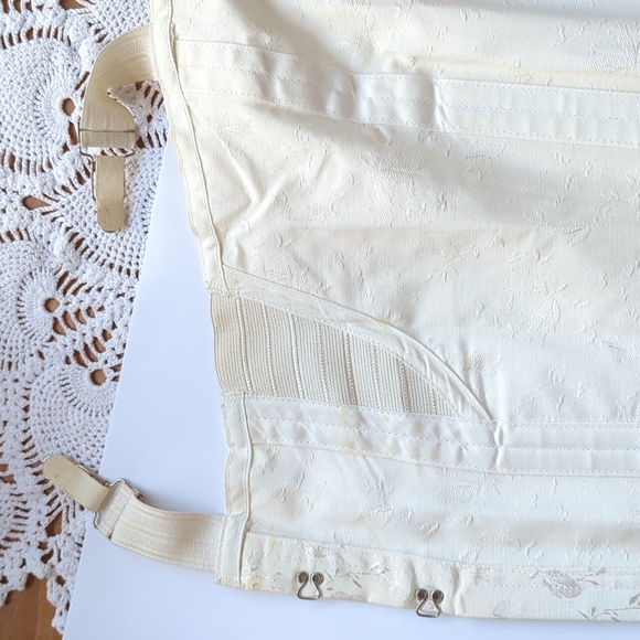 Antique corset with garters - Picture 9 of 14